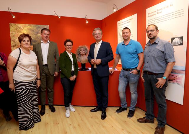 Begrüßten die "Dame", die älter ist als Ötzi: Silvia Renhart (Archäologie), Hannes Tieber (Bürgermeister), Alexia Getzinger (kaufm. Dir. UMJ), Christopher Drexler (Landesrat), Bernhard Flagl (Namensgeber) und Daniel Modl (Archäologie) (v.l.) | Foto: UMJ / J.J. Kucek