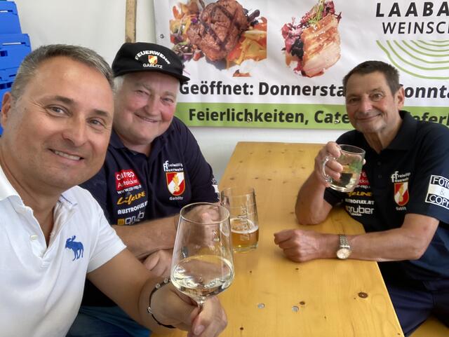 Wolfgang Schuster und Ehrenkommandant Robert Kolar stoßen mit Bgm. Michael Cech an | Foto: Gemeinde Gablitz