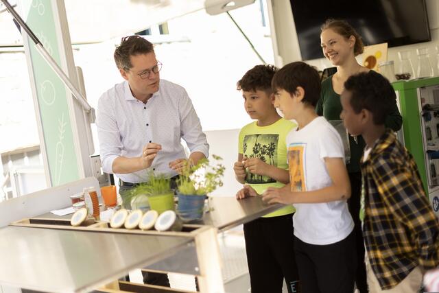 Der FoodTrailer macht ab sofort Halt vor den Wiener Schulen. Klimastadtrat Jürgen Czernohorszky (SPÖ) kochte bereits in dem Auto.  | Foto: PID/Bubu Dujmic