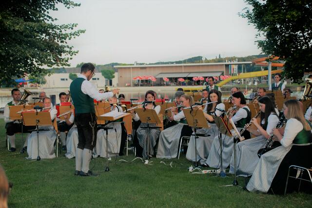 Unter dem Taktstock von Kapellmeister Daniel Pallier  gab  es ein Sommernachtkonzert beim Badesee „ Siniwelt „.
