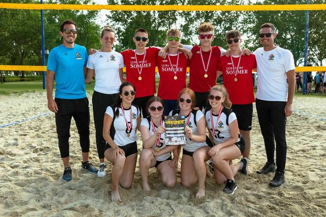Freuen sich über den Beachvolleyball-Landesmeistertitel: Michael Thek (C), Linda Peischl (C), Manuel Skerlak, Lukas Stefaner, Michael Muik, David Halper, Oliver Kurien (C), Nina Jandrasits, Anna-Maria Perner, Vanessa Boandl, Iris Fink, | Foto: HAK Stegersbach