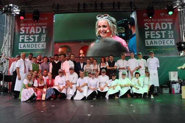 ARGE-ALP/Euregio-Fest: SchülerInnen der TFBS Landeck zeichneten sich für die Kulinarik verantwortlich u. präsentierten Schmankerln der Regionen. | Foto: Othmar Kolp