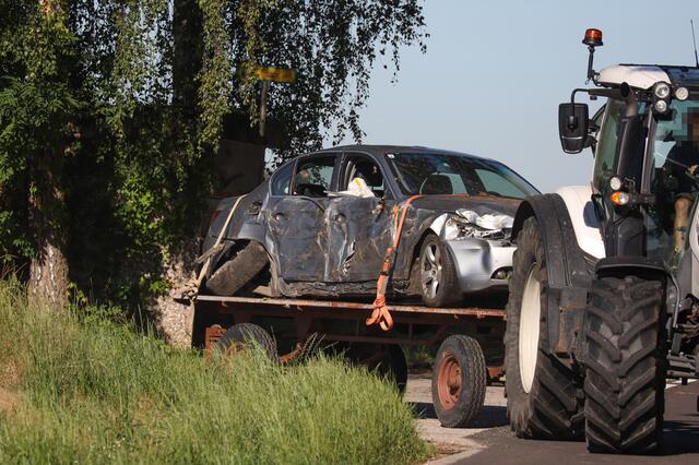 Ein BMW ist in Pennewang von der Straße abgekommen und längsseitig gegen einen Baum gekracht. | Foto: laumat.at