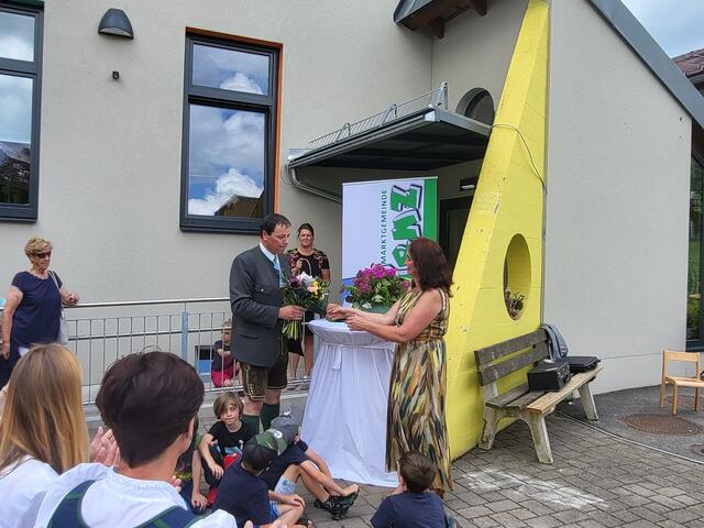Bürgermeister Lenger bedankt sich bei der Leiterin des Kindergartens Marianne Kuhn