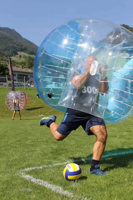 Fünf Spieler (und Ersatz möglich) können pro Mannschaft gemeldet werden.  | Foto: Auer