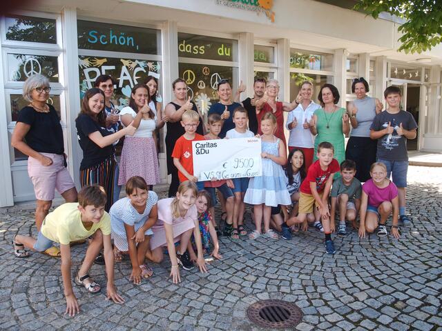 Daumen hoch für praktizierte Menschlichkeit: Schüler, Lehrkräfte und die Young Caritas freuen sich über ein beeindruckendes Laufwunder für die Menschen in der Ukraine. | Foto: Eckhart Herbe
