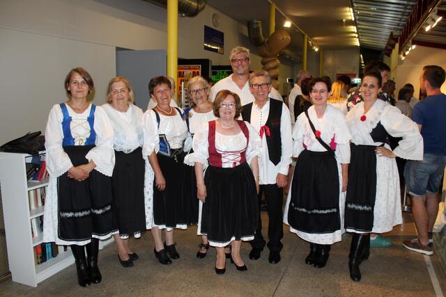 Mitglieder der Harmonjia mit ihren Gratulanten von den Graničari in der typischen Tracht der mittelburgenländischen Kroaten