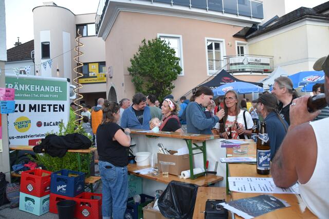 Bei der Stadtmole in Scheibbs war am Bezirksfest viel los. | Foto: Roland Mayr