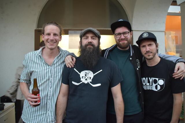 Lukas Hofmarcher, Georg Graschopf, Alexander Zulechner und Raphael Butter vom FKK Scibes Skulls am Bezirksfest bei ihrer Bar bei der Mole | Foto: Roland Mayr