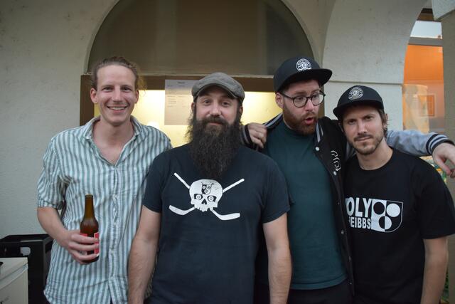 Lukas Hofmarcher, Georg Graschopf, Alexander Zulechner und Raphael Butter vom FKK Scibes Skulls am Bezirksfest bei ihrer Bar bei der Mole | Foto: Roland Mayr
