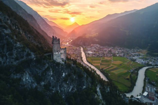 Der Tiroler Burgenweg verbindet die Orte Landeck, Fließ, Tobadill, Pians, Grins, Stanz, Zams und Schönwies.   | Foto: Roman Huber