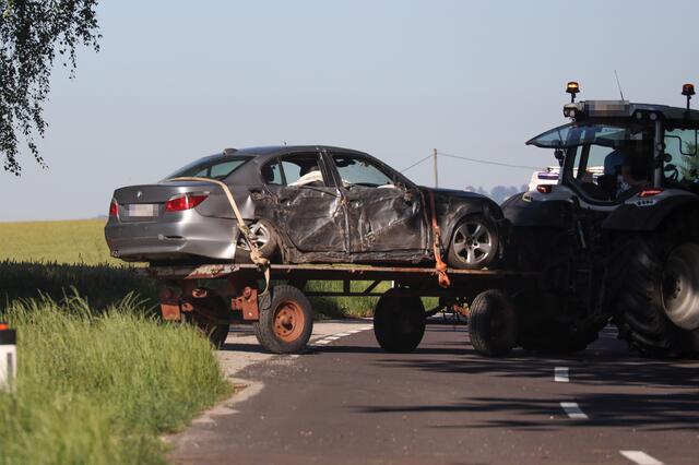Ein BMW ist in Pennewang von der Straße abgekommen und längsseitig gegen einen Baum gekracht. | Foto: laumat.at