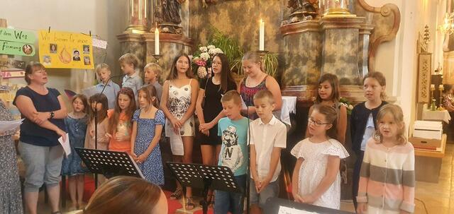Die Kinder unterstützten den Stadtpfarrer Alois Schlemmer musikalisch ganz fantastisch. | Foto: Pfarrverband Fürstenfeld