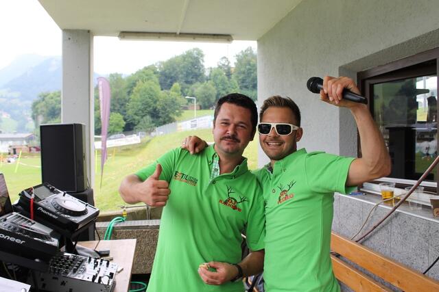 Sorgten in den letzten Jahren für Stimmung am Fußballplatz: DJ Rainbow (li.) und Moderator Peter Leib (re.).  | Foto: Auer