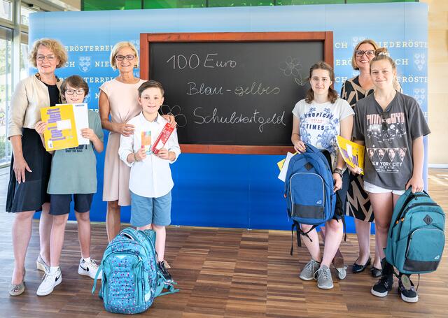 Landeshauptfrau Johanna Mikl-Leitner, Landesrätin Christiane Teschl-Hofmeister und Irene Bamberger vom Familienbund NÖ mit Schülerinnen und Schülern, die im September vom blau-gelben Schulstartgeld profitieren. | Foto: Gerhard Pfeffer
