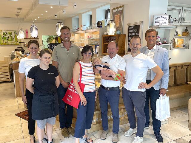 Der Besuch von Regionalstellenleiter Viktor Larisegger (r.) im Cafe Frohsinn von Simon Klasnic (5.v.l.) während der WKO-Tour durch Geidorf und Lend wurde beinahe zum Familienfest. | Foto: WKO Stmk