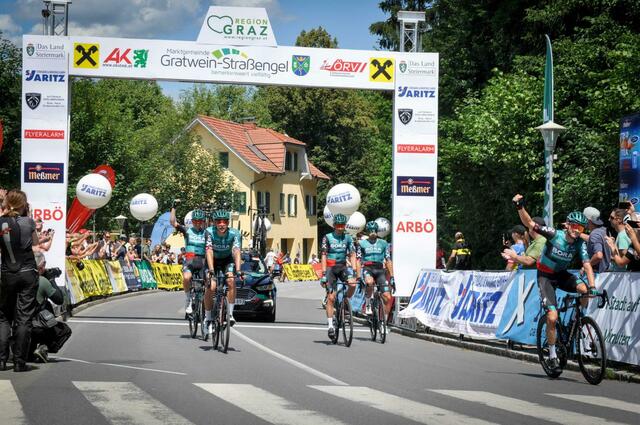 Der Oberösterreicher Felix Großschartner (r.) holte sich den Sieg bei den Herren. | Foto: clicksandshots.com