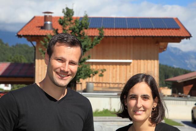 Auch die Gemeindegebäude sollen in Zukunft besser ausgestattet werden. Amtsleiter Matthias Tanzer aus der Gemeinde Natters und KEM-Managerin Deniz Scheerer (v.l.n.r). | Foto: Klima- und Energiefonds/ Krobath
