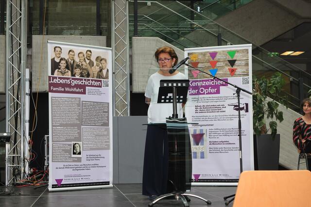 Direktorin Roswitha Errath spricht zu den SchülerInnen | Foto: Sonja Novak
