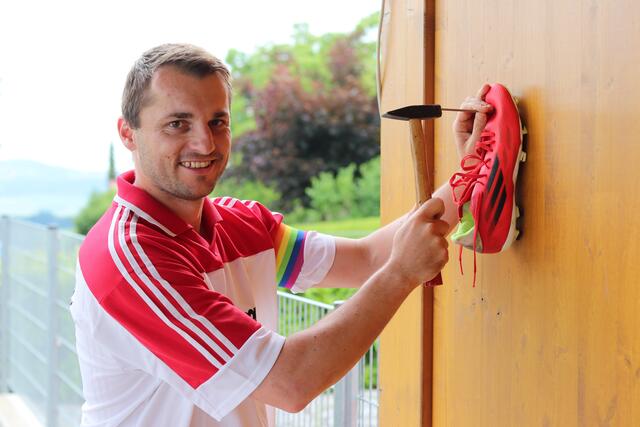 Roman Lanzerstorfer nagelt die Fußballschuhe an die Wand. | Foto: BRS