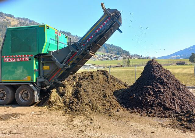 Wer selber keinen Kompostplatz anlegen will, kann auf den heimischen Kompost der Kompostieranlagen, wie hier in Westendorf, zurückgreifen. | Foto: Maschinenring