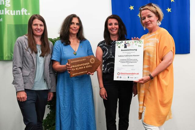 Preisträgerin Sabine Fallmann-Hauser (2.v.r.) mit Angelika Swoboda-Moser (Klimabündnis NÖ), Franziska Kunyik (Amt der NÖ Landesregierung) und Landesrätin Christiane Teschl-Hofmeister | Foto: Katrin Euller