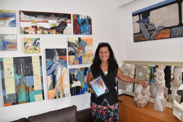 Elsbeth Baumann-Melmer aus Karres stellte in den Räumen von Bernhard Witsch ihre Bilder und Skulpturen aus.