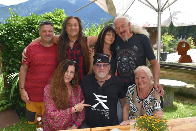 Hinten von links: Robert Gritsch, "Dark Moon" Dragoslav Jankovic, Martina Vogl und Bernhard Witsch; Sitzend v.li.: Gabi Schatz, Frizzey Greif mit Lebensgefährtin Christine Jarosch.