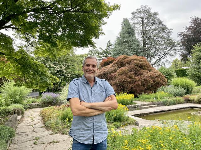 Biologe Friedrich Schwarz leitet den Botanischen Garten. Ihm liegt die Artenvielfalt in der Stadt besonders am Herzen. | Foto: BRS/Gschwandtner