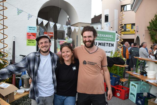 Ferdinand Lindebner, Magdalena Riegler und Florin Hömstreit beim Stand des Proberaums bei der Stadtmole in Scheibbs | Foto: Roland Mayr