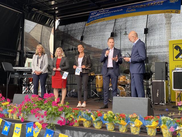 v. li. n. re.: Bezirkshauptmann-Stellvertreterin Renate Giller-Schilk, Bundesrätin Doris Hahn, LAbg. Vesna Schuster, LAbg. Bernhard Heinrichsberger und Moderator Tom Bläumauer. (c) Raidl