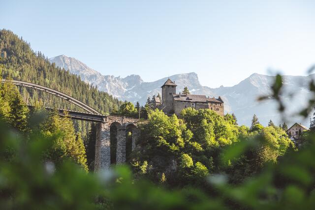 Das Schloss Wiesberg steht auf einem Felsen an der Trisanna, wo das Paznaun in das Stanzertal mündet. Die Burg wurde vermutlich durch das Hochstift Chur im 13. Jahrhundert erbaut und befindet sich heute in Privatbesitz. | Foto: Roman Huber