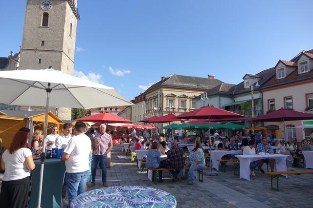 Ausgelassene Stimmung und zahlreiche Besucher zierten den Hauptplatz bei der Eröffnung.