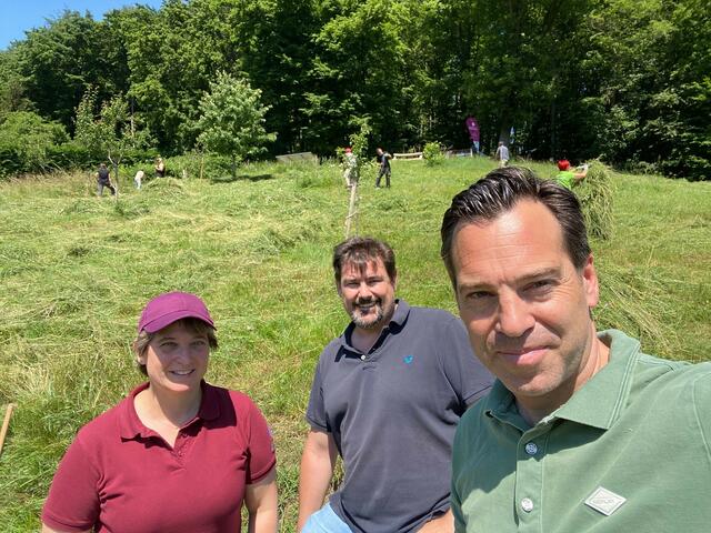 Mähten selbst mit der Sense: Naturpark Geschäftsführerin Gabi Orosel, Bürgermeister Stefan Steinbichler und Vizebürgermeister Andreas Kirnberger. | Foto: Stadtgemeinde Purkersdorf