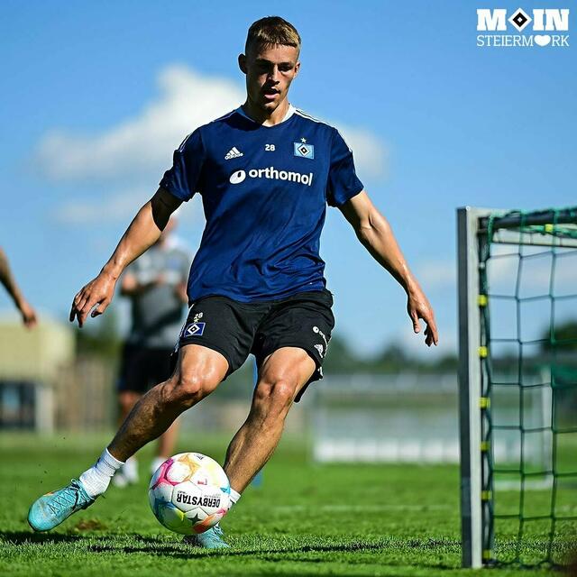 Miro Muheim ist voll konzentriert beim Abschluss. | Foto: HSV