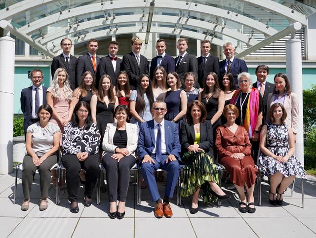 5AK (jeweils v.l.): Sebastian Brenner, Lukas Silberbauer, René Wendl, Simon Gutkas, Daniel Fasching, Sebastian Semper, Marcel Wallner, Wolfgang Kopitschek (3. Reihe); Helmut Hutter, Selina Santner, Alena Hahn, Tanja Stangl***, Celine Koppensteiner***, Hannah Zemansky, Marina Höbinger, Sonja Radic, Tamara Schober, Vanessa Steiner***, Selina Liball*, Martina Dorfinger, Manfred Hartl, Birgit Reuille-Rompré (2. Reihe); Manuela Schalko, Minu Spazierer, Klassenvorständin Martha Deinhofer, Direktor Rudolf Mayer, Claudia Diesner Peternell, Rosa Prinz, Melanie Koller (1. Reihe) | Foto: HAK Waidhofen