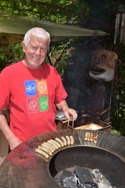 Gartenfest: Hans Preller hatte den Grill fest im Griff.