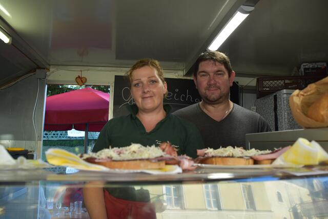 Cornelia und Franz Hofmarcher boten beim Bezirkfest bei der Stadtmole in Scheibbs köstliche Speckbrote an. | Foto: Roland Mayr