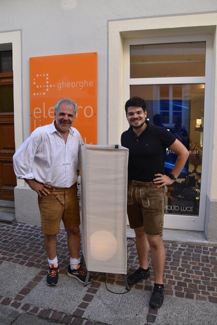 Gheorghe Gheorghe mit seinem Sohn Maximilian vor seinem Geschäft in der Scheibbser Altstadt | Foto: Roland Mayr