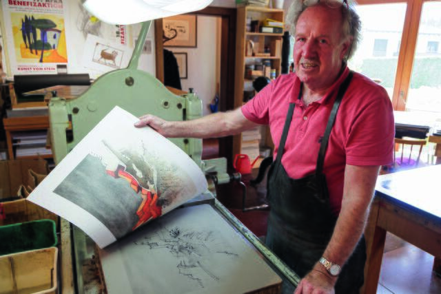 Für die 19. AFRA-BENEFIZAKTION hat der Imster Erwin Reheis ein Kunstwerk geschaffen, das im Steindruck von Günther Stecher (im Bild) vervielfältigt wurde. | Foto: Stecher&amp;Stecher