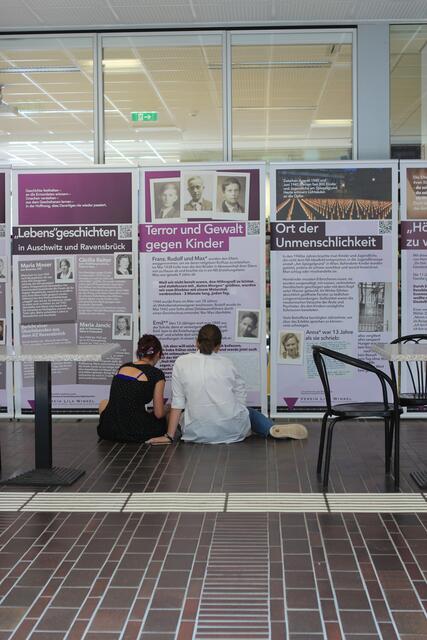 Junge Menschen interessieren sich für die Ausstellung | Foto: Sonja Novak