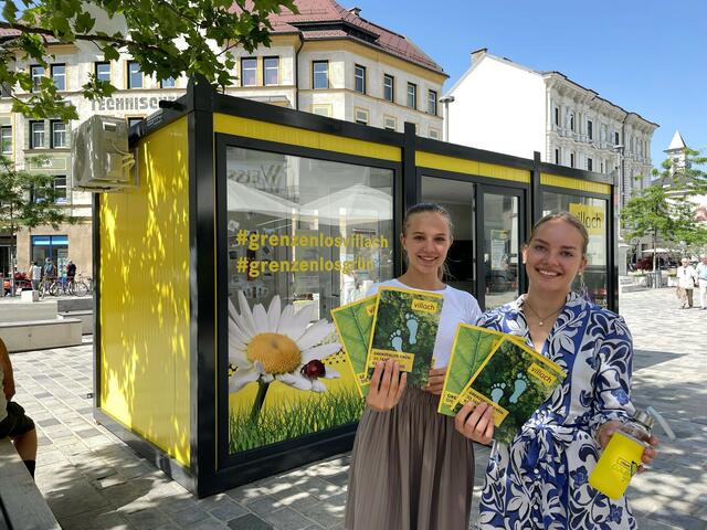 Lisa-Marie Krögler und Hannah Huber vor dem Klima-Container. | Foto: Stadt Villach, DS