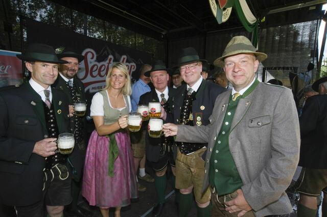 Zur Freude der Besucher durfte beim Kirta durfte der traditionelle Bieranstich natürlich nicht fehlen | Foto: Schindler