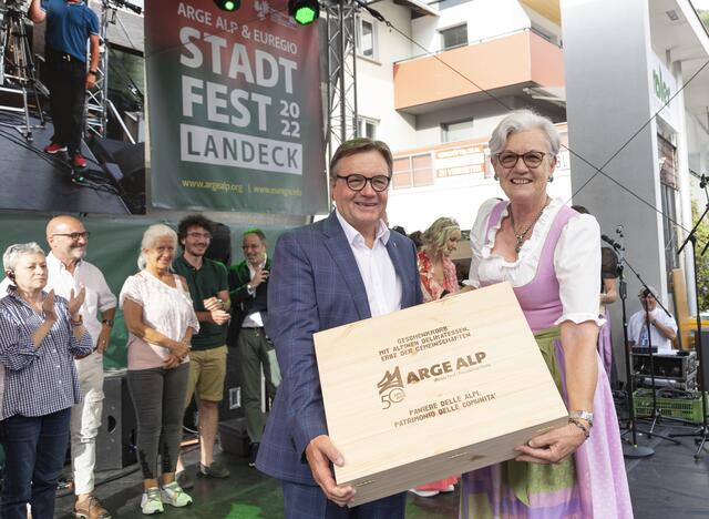 Im Zuge des Festaktes wurden auch die kulinarischen Körbe des ARGE ALP-Projekts „Kulinarisches Erbe“ präsentiert und übergeben. | Foto: Land Tirol/Die Fotografen