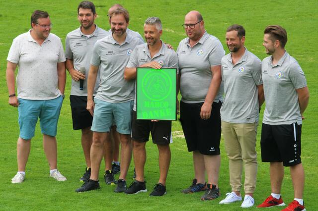 Das FNZ-Team verabschiedete "Marco", der sich beruflich nach Deutschland verabschiedet.  | Foto: RegionalMedien Hofmüller