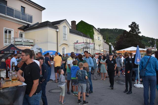 Bei der Stadtmole in Scheibbs war am Bezirksfest viel los. | Foto: Roland Mayr