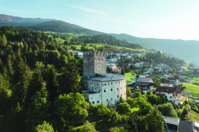 Das aus dem 11. Jahrhundert stammende Schloss Biedenegg befindet sich über dem Dorf Fließ im Tiroler Oberinntal nahe Landeck. Markant sind die zwölf 1,5 Meter hohen Schwalbenschwanz-Zinnen, die den Bergfried krönen. | Foto: Roman Huber 