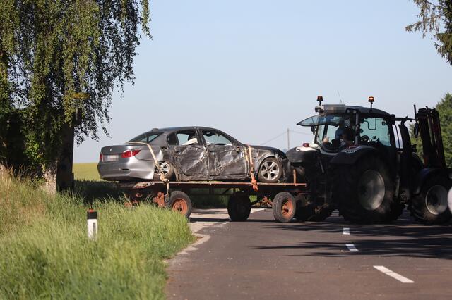 Ein BMW ist in Pennewang von der Straße abgekommen und längsseitig gegen einen Baum gekracht. | Foto: laumat.at