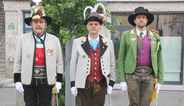 Angetreten: Landeskommandant Mjr. Thomas Saurer, LKDT Enzo Cestari, Welschtiroler Schützenbund, Viertelkdt-Stv. Georg Huber. | Foto: Foto: Walpoth
