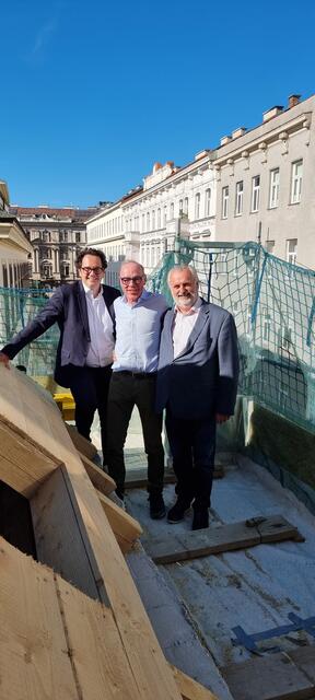 Von links nach rechts: Markus Reiter (Grüne), Robert Brunner und Peter Engert bei der Dachgleiche. | Foto: Brunner/Onetree Immobilien